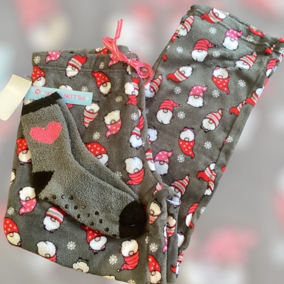 💥💥BOGO SALE💥💥PLUSH Fleece PJ & Gripper Sox Gnomes Print - Picture 2 of 6